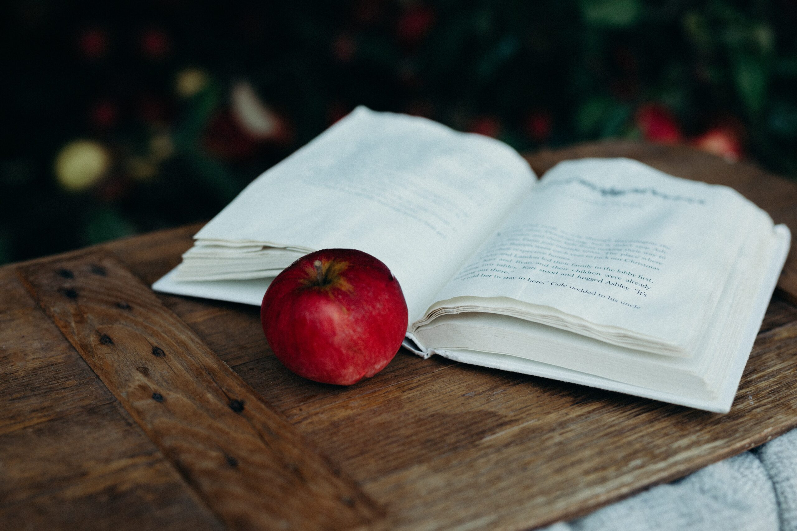 Libro di favole aperto su un tavolo