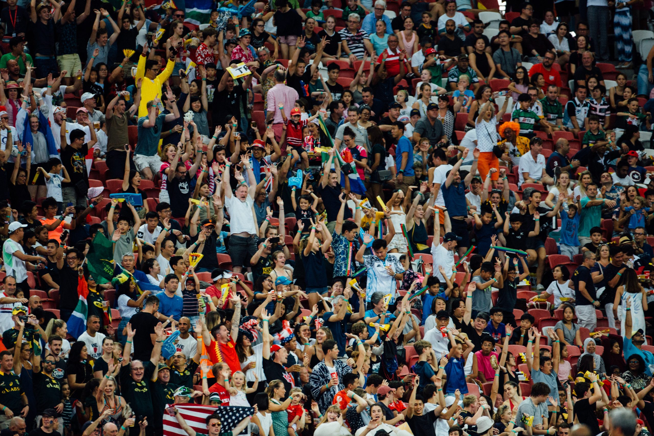 Tifosi allo stadio che esultano