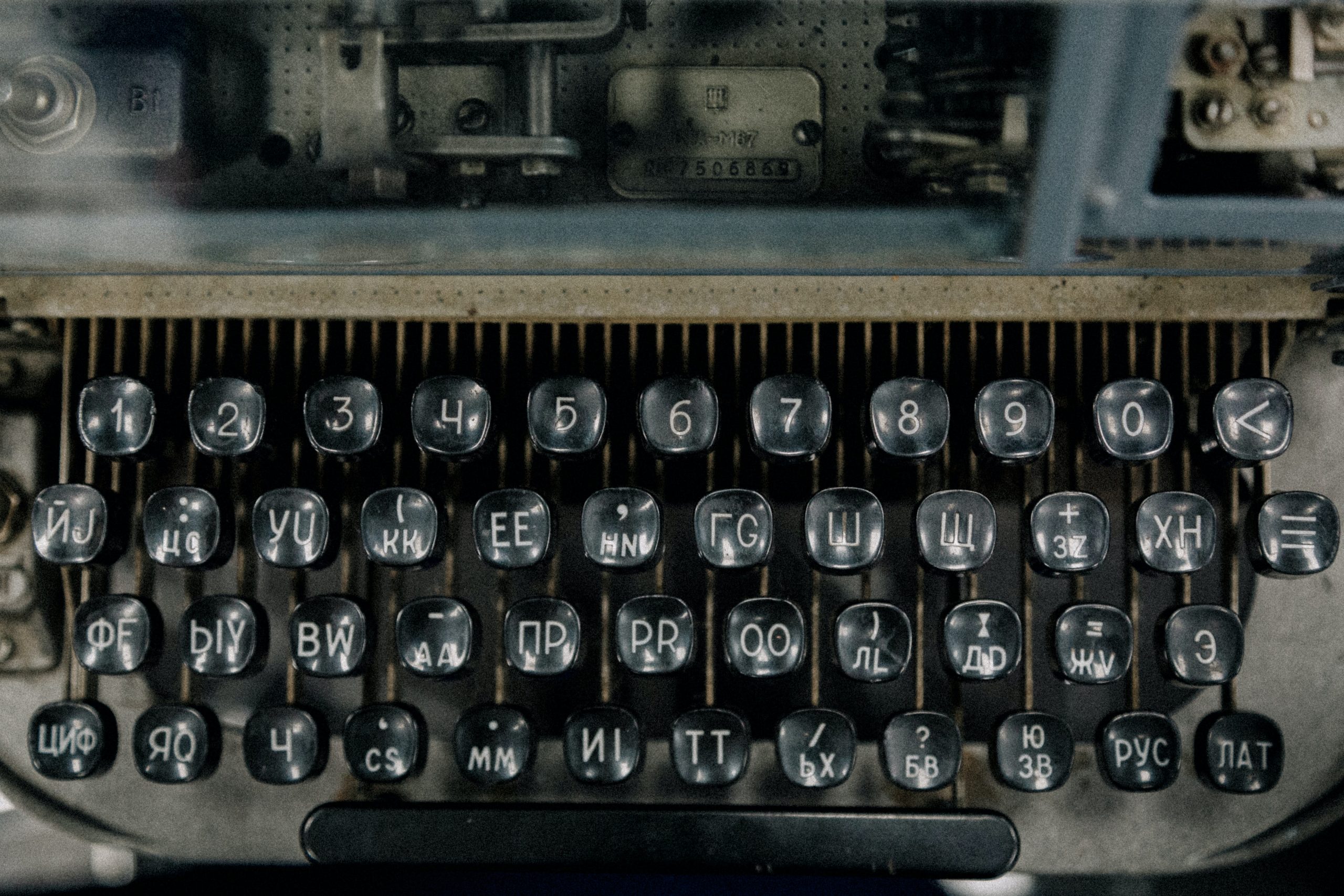 Vecchia macchina da scrivere con i tasti in cirillico